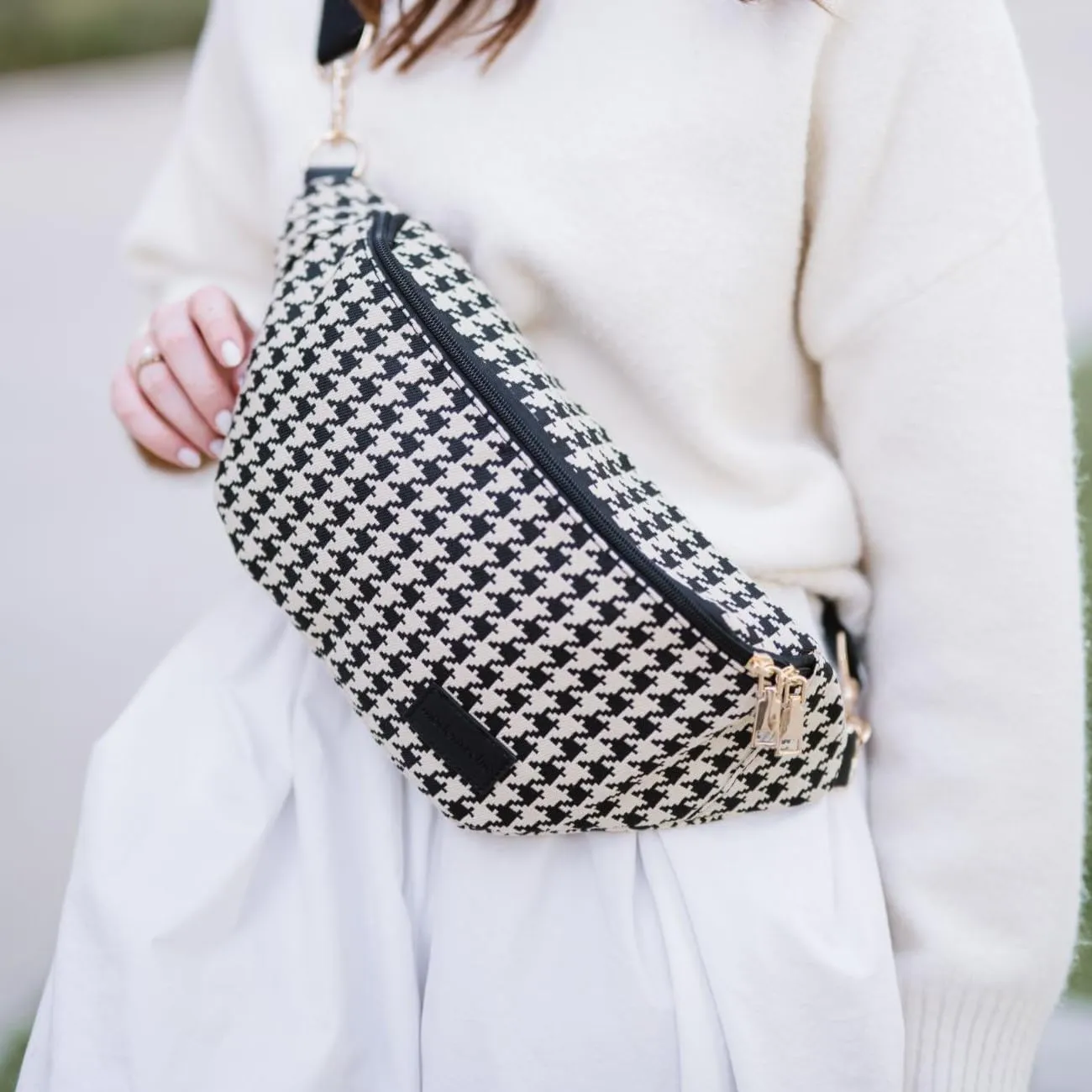 Modern Chic Belt Bags for Women: Avril Patterned Oversized Checkered Fanny Pack, Canvas Belt Bag for Women with Strap & Multiple Pockets (Houndstooth)